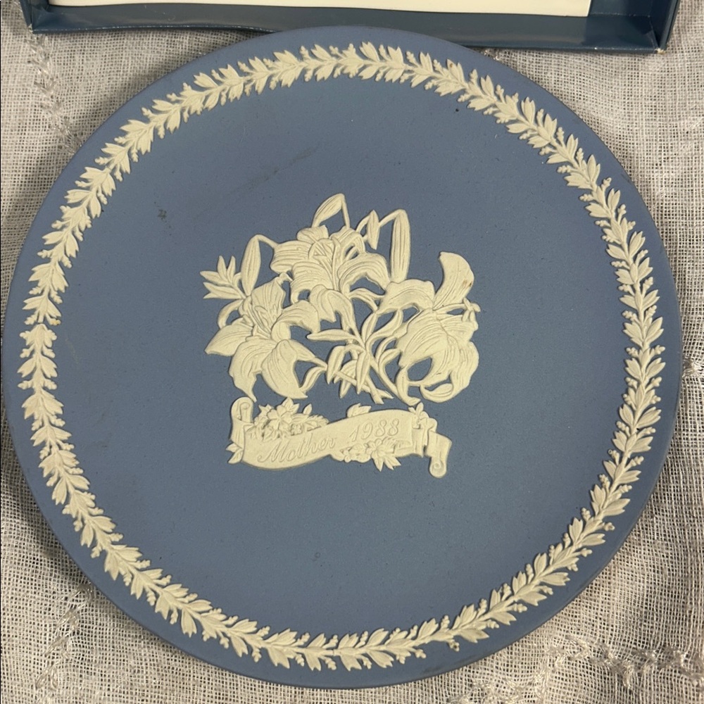 NWT Wedgwood 1988 Mother plate Lily in original box and catalog - Picture 2 of 11